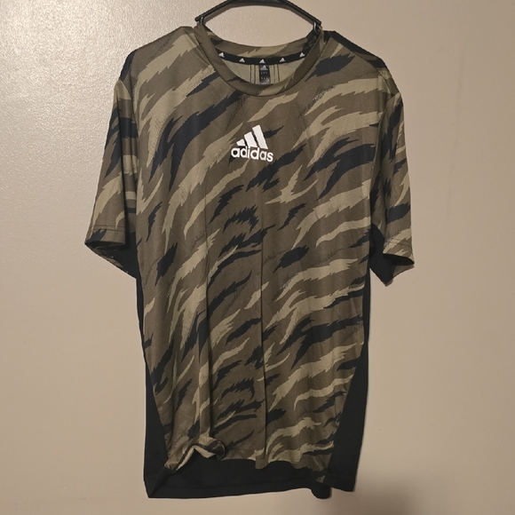 Adidas AEROREADY Feelstrong Camo Sport Tee Green Mens Size XL - Picture 1 of 4